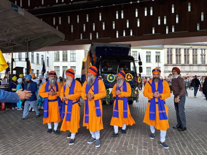 Sikh-gemeenschap viert jaarlijks feest met kleurrijke optocht