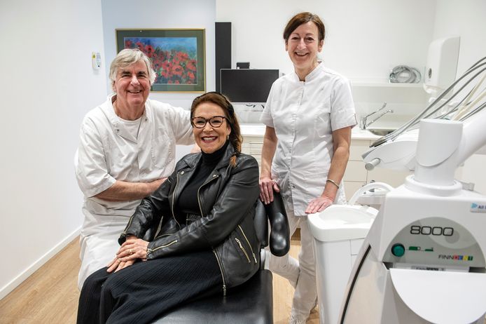 Cees Hanken is al 51 jaar tandarts en weet van geen ophouden. Patiënte Wilma van Vugt komt al vijftig jaar in de praktijk over de vloer. Met assistente Wies Prekop werkt Cees al 40 jaar samen.