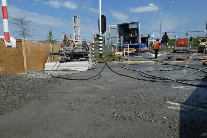 De aanbrug wordt kaal gemaakt zodat er een nieuwe lag kan worden aangebracht.