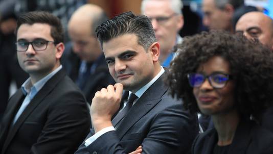 Kuzu, links, naast Simons