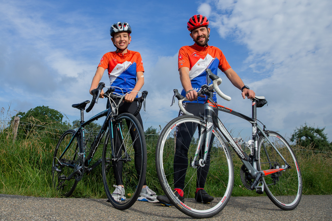 Vader en zoon Bouwmeister gaan fietsen van Maastricht naar Groningen voor het goede doel.