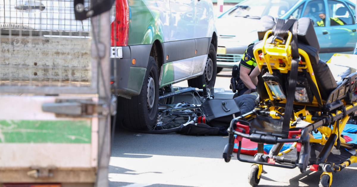 Fietsster belandt hard met hoofd op wegdek bij botsing met bestelbus in Velp.