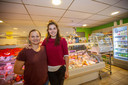 Berbe Aeyels en Jill Bogaerts van Mini Market Vimar in Kerkstraat in Borchtlombeek.