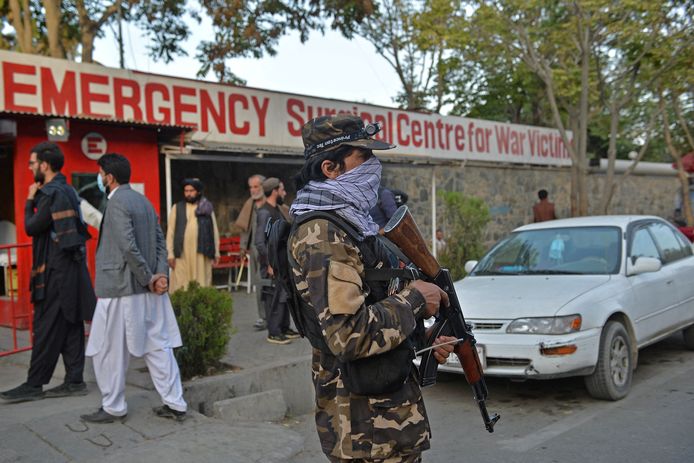 Een talibanstrijder voor een ziekenhuis waar slachtoffers van de ontploffing werden binnengebracht.