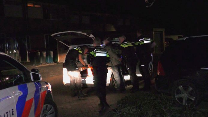 Aanhouding van de verdachte door de politie.