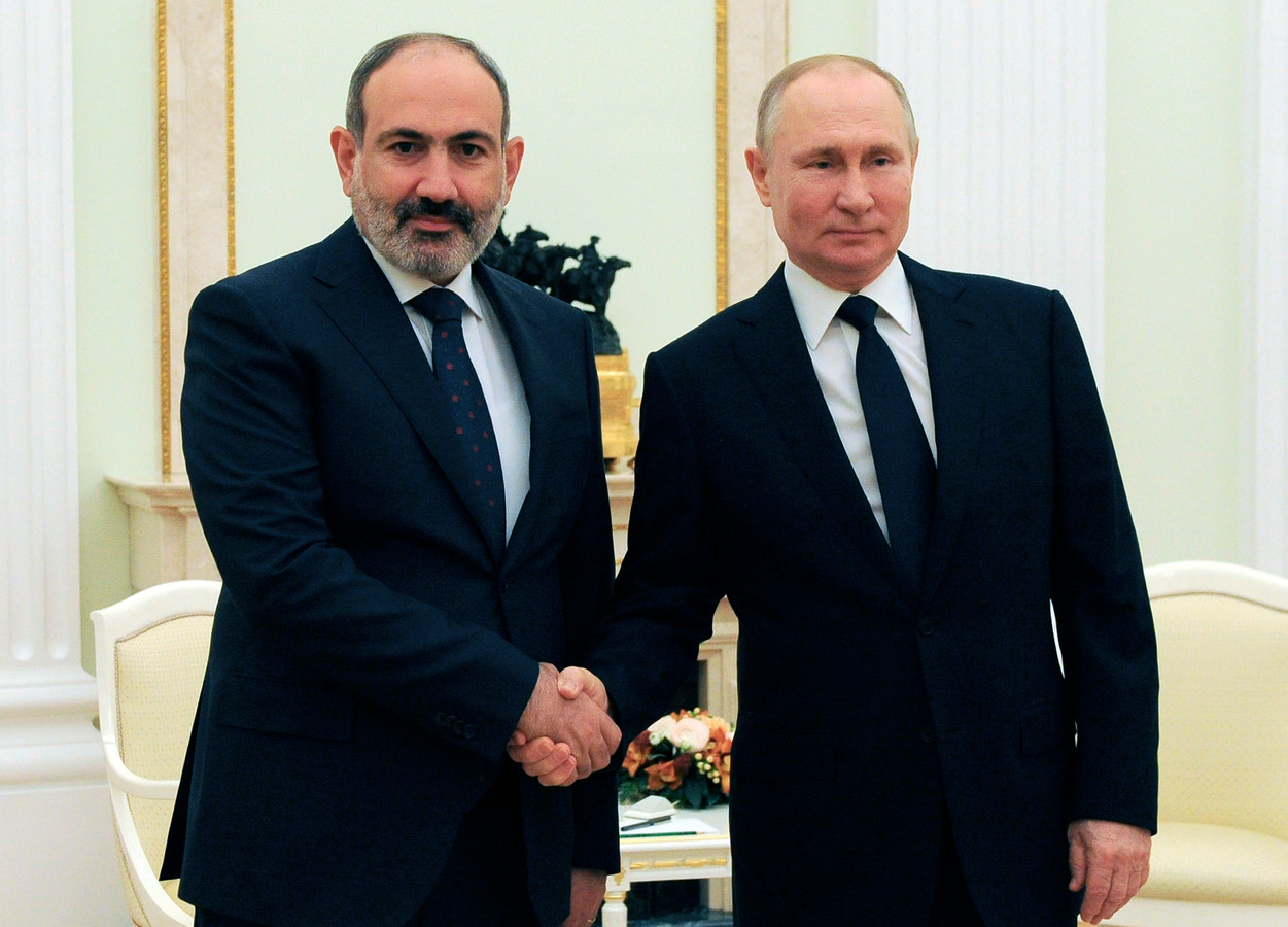 De Armeense premier Nikol Pasjinian (L) met de Russische president Vladimir Poetin tijdens een ontmoeting  in Moskou.  Russia.