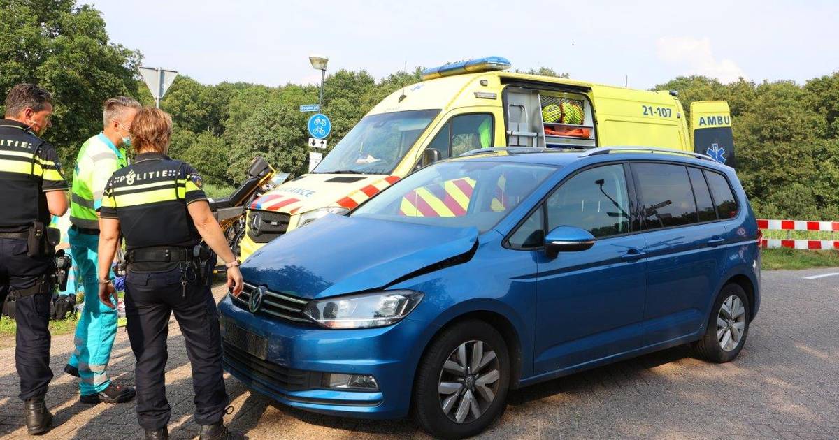 Fietser zwaargewond bij aanrijding met auto in Vught.