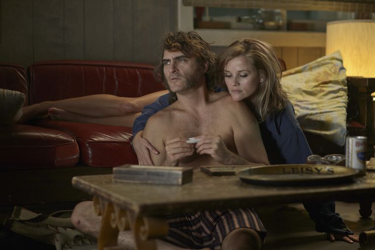 Joaquin Phoenix en Reese Witherspoon in 'Inherent Vice'. Drugs zijn alomtegenwoordig in dit dystopische en tegelijk prettig gestoorde detectiveverhaal. Beeld © RV