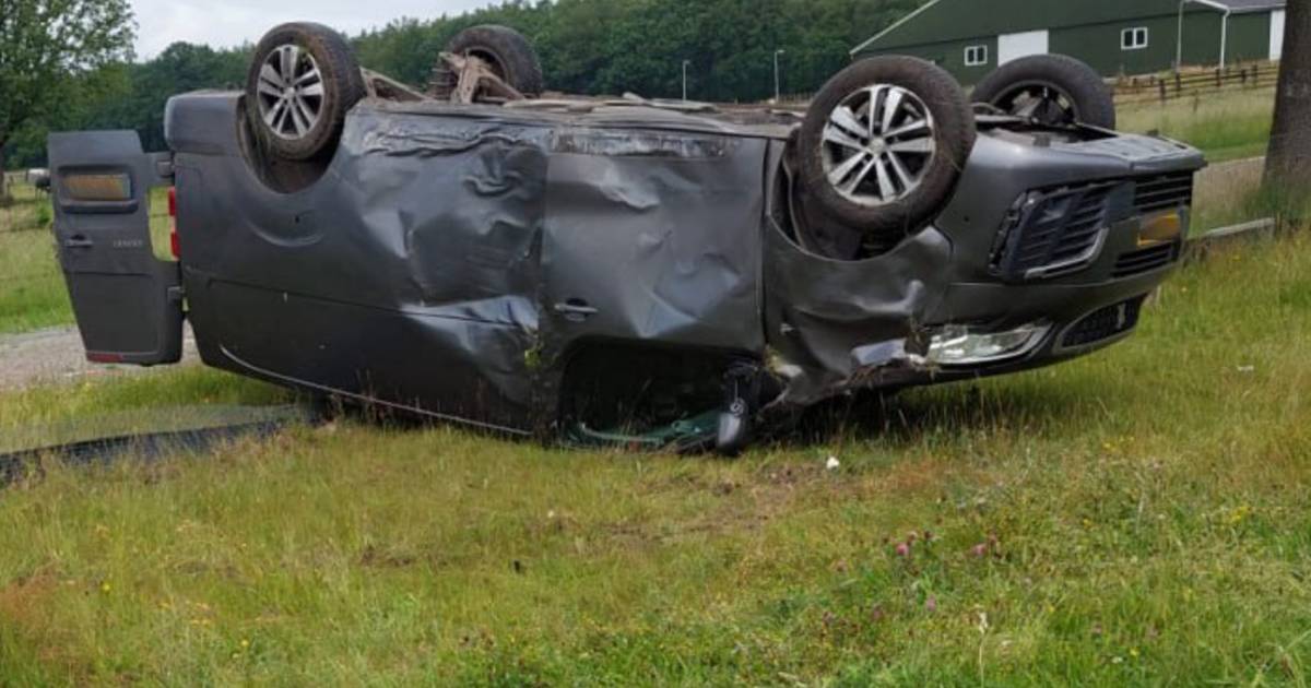 Bus met aanhanger slaat over de kop in Rheezerveen, bestuurder wonderwel niet gewond | 112 nieuws Ha