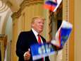 Betoger gooit Russische vlaggen naar Trump: “Trump is landverraad”