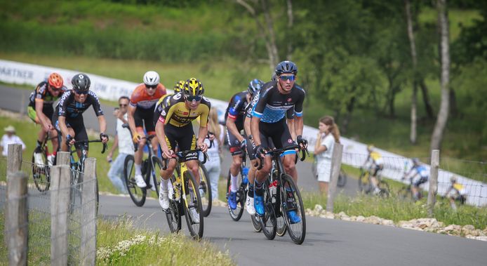 Timo de Jong (rechts) op archiefbeeld. De Zeeuwse renner was woensdag iets sneller dan provinciegenoot Nick van der Lijke tijdens de eerste etappe van de Olympia's Tour.