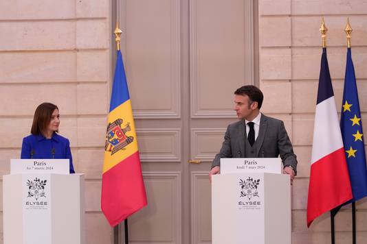 De Franse president Emmannuel Macron (links) en de Moldavische president Maia Sandu.