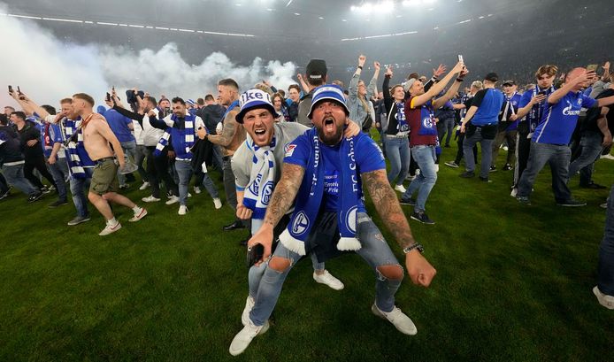 Fans van Schalke vieren feest.