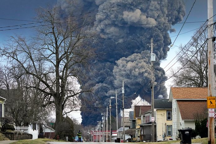 Een zwarte rookpluim boven East Palestine (Ohio) na een gecontroleerde ontploffing van een deel van de ontspoorde treinwagons.