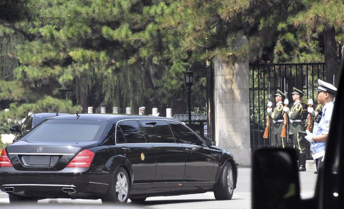 De Noord-Koreaanse leider zou in deze auto in Beijing zijn vervoerd. Hier rijdt hij de poort van het het Diaoyutai Staatsgastenhuis in Beijing binnen.