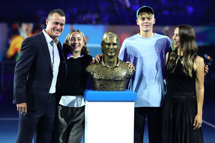 Lleyton Hewitt trad dit jaar toe tot de Australian Tennis Hall of Fame en werd daarvoor in het bijzijn van zijn vrouw Rebecca en hun kinderen Ava (l) en Cruz gehuldigd op de Rod Laver Arena.