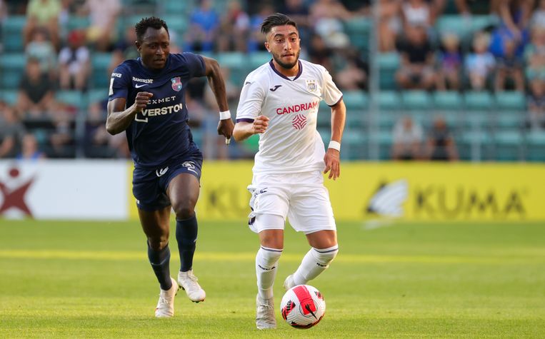 Dribbelaar Anouar Ait El Hadj krijgt enkel speeltijd tegen Paide Linnameeskond in de voorronde van de Conference League. Beeld BELGA
