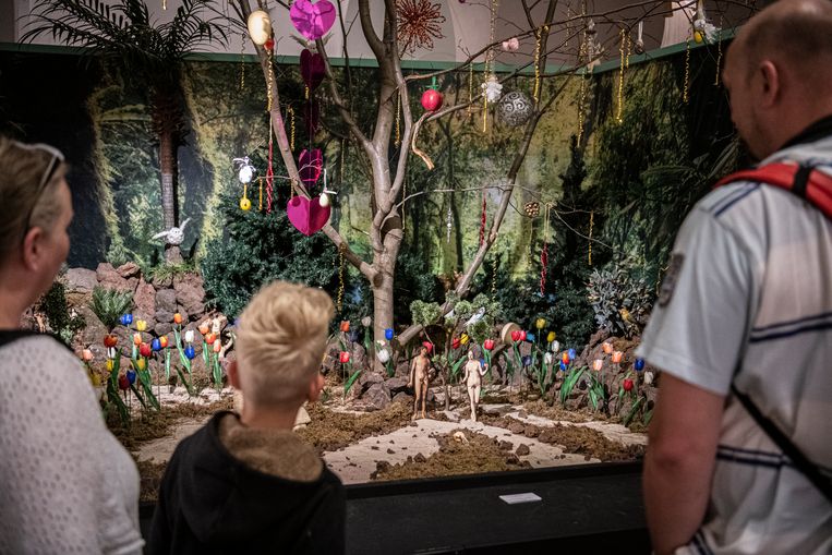 Een van de vele voorstellingen van het paradijs, met een naakte Adam en Eva.  Beeld Koen Verheijden