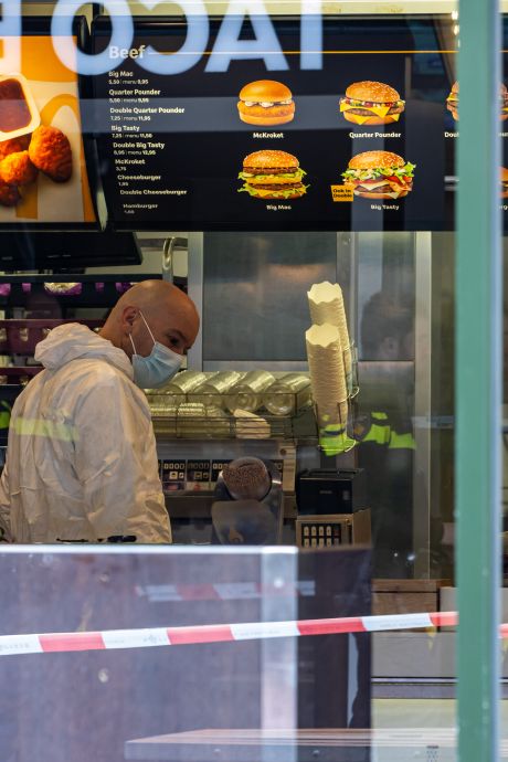 Dodelijke steekpartij in winkelstraat: tieners bestellen hamburger en opeens vliegen de veren in het rond