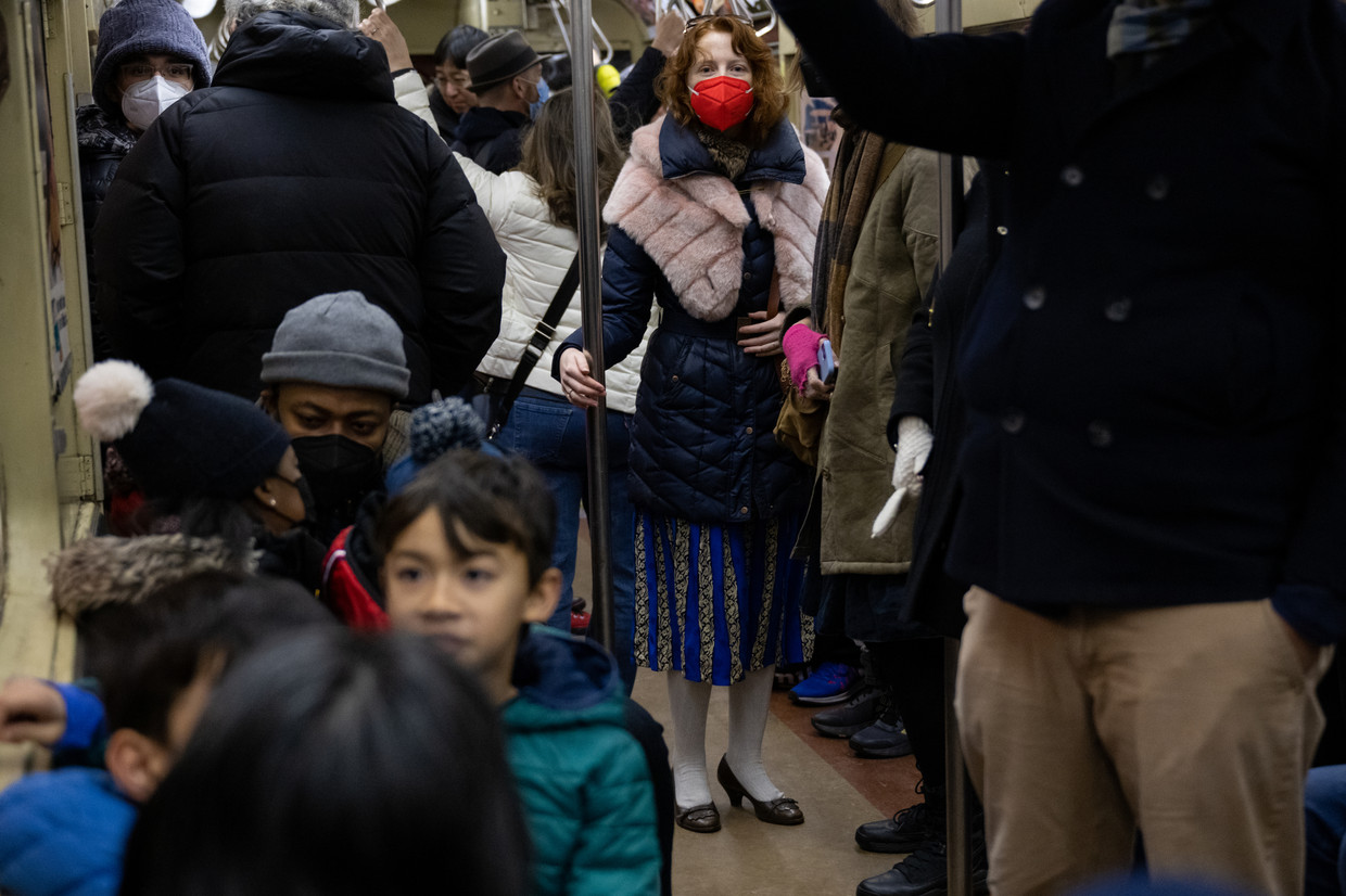 Een vrouw draagt een mondmasker op de metro in New York. In de Verenigde Staten rukt omikronvariant XBB.1.5 op.  Beeld Getty Images