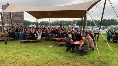 Regen teistert festival Alle Remmen Los, organisatie zet pendelbussen in vanaf Noordkade
