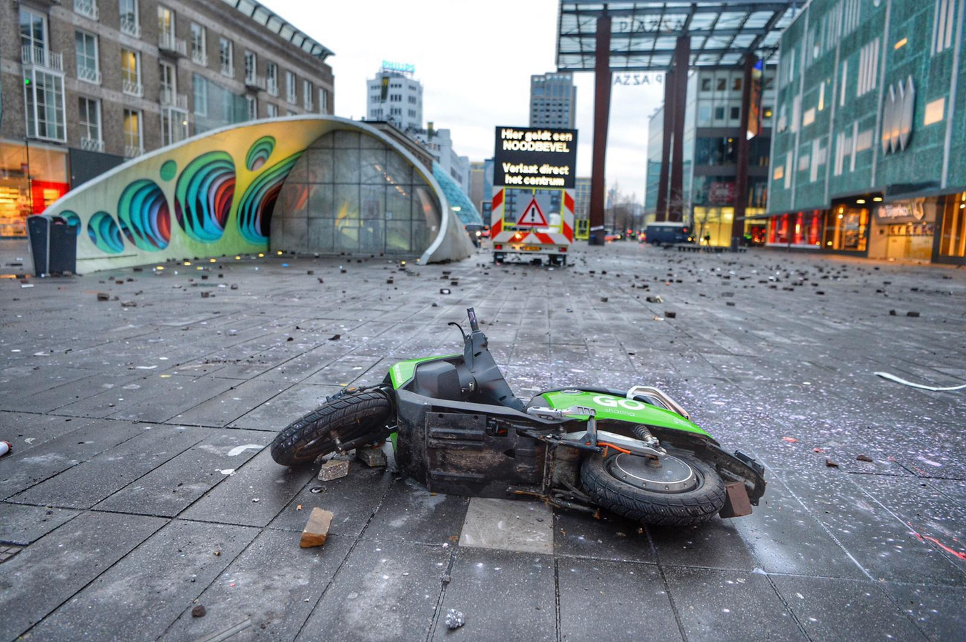 Deelscooter vernield.