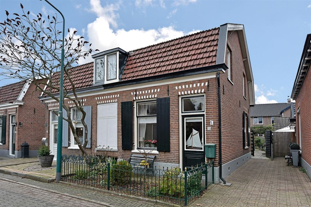 Baron Onderwijs Arne Funda-directeur: In de toekomst koop je binnen paar minuten een huis | Foto  | AD.nl