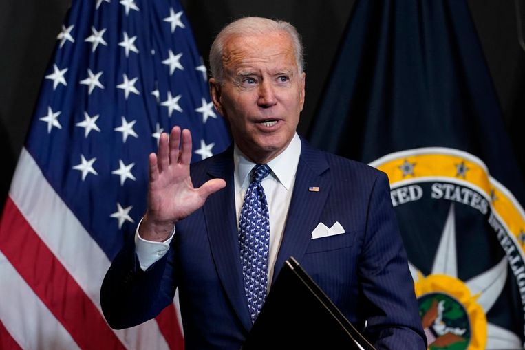De Amerikaanse president Biden na zijn toespraak bij de inlichtingendiensten. Beeld AP