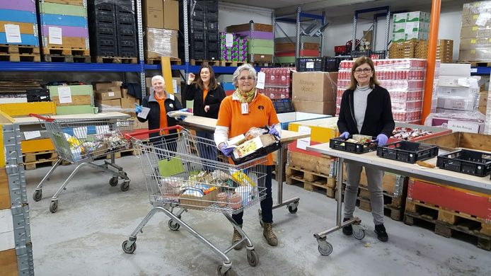 Vrijdagochtend, de vaste uitgiftedag van de voedselbank aan de Koele Mei in Breda. Vrijwilligers aan de slag.