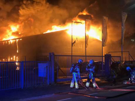 Brand verwoest bedrijf in Kampen