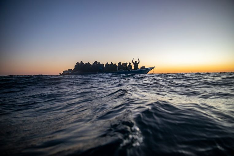 Migranten op een boot in de Middellandse Zee. Beeld AP
