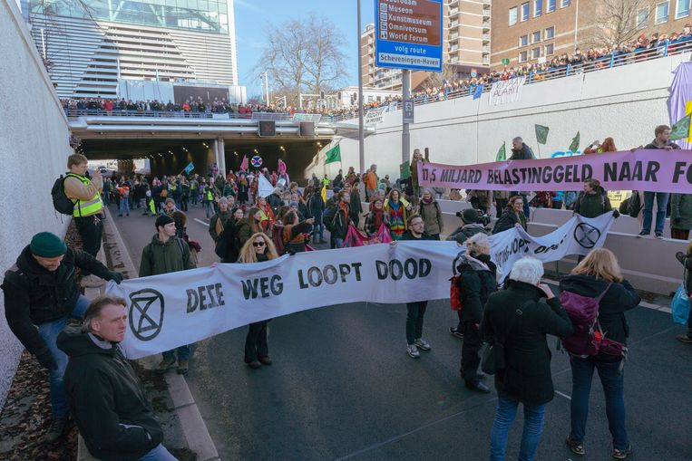 Afgelopen zaterdag blokkeerden demonstranten de A12 in Den Haag uit protest tegen subsidies voor fossiele bedrijven. De Tweede Kamer sprak daar donderdag over tijdens een debat over de Klimaatwet. Beeld Fenna Jensma