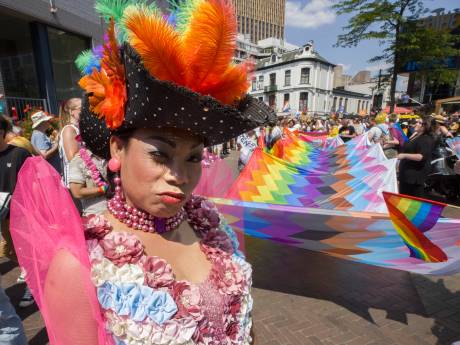 Huis onder de Regenboog rijdt mee in Pride Parade