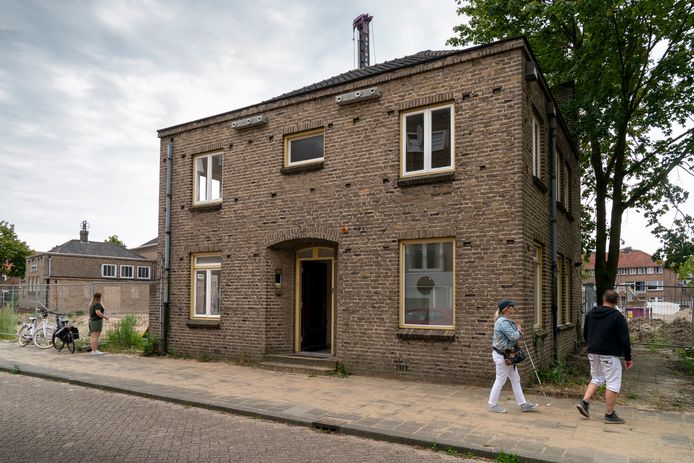 De voormalige pastorie in Boschveld is inmiddels verkocht. De gemeente mag nu ook bomen kappen om parkeerplaatsen aan te leggen.