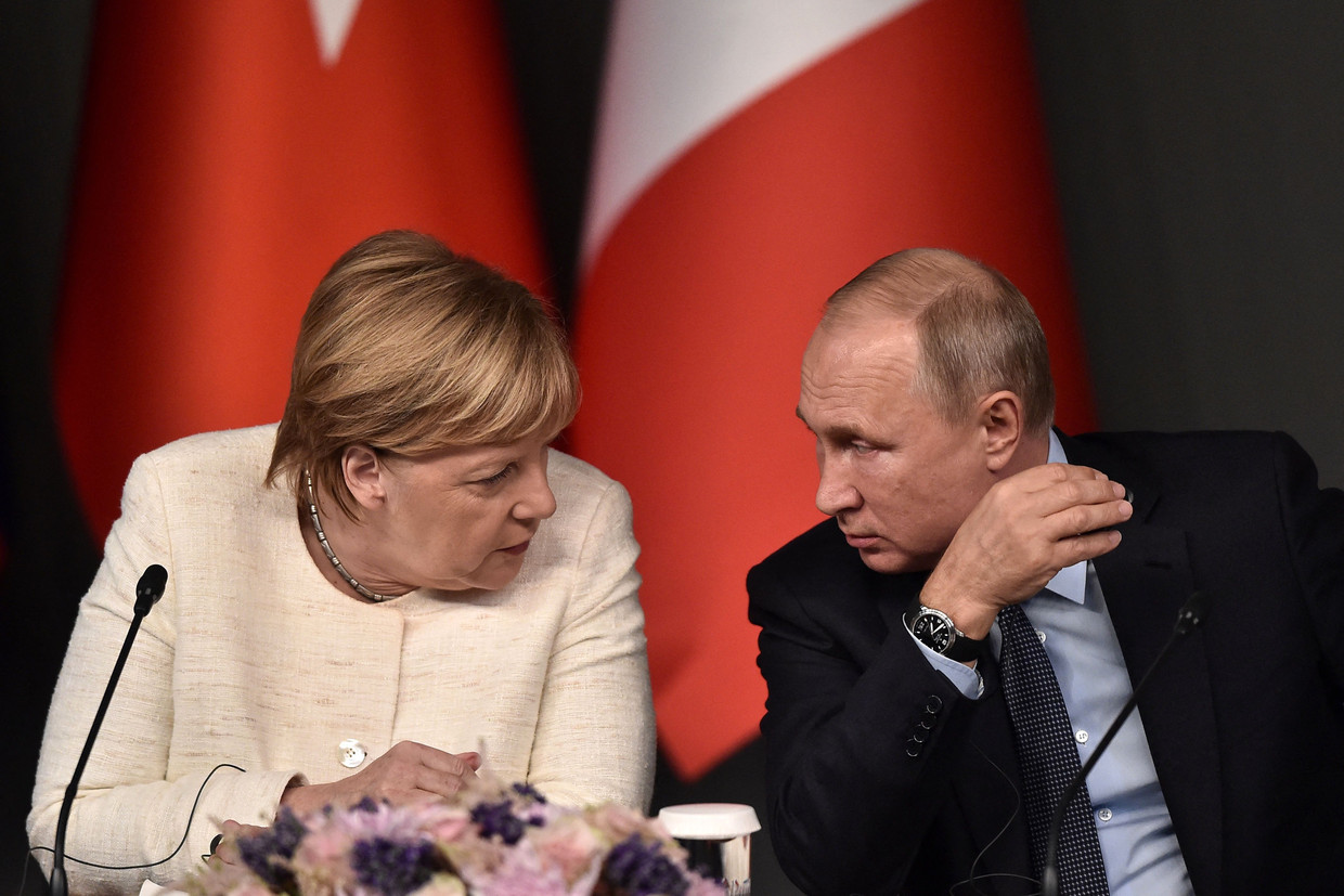 Merkel speaks with Putin during a meeting on the war in Syria on October 27, 2018. Image Ozan Kose / AFP