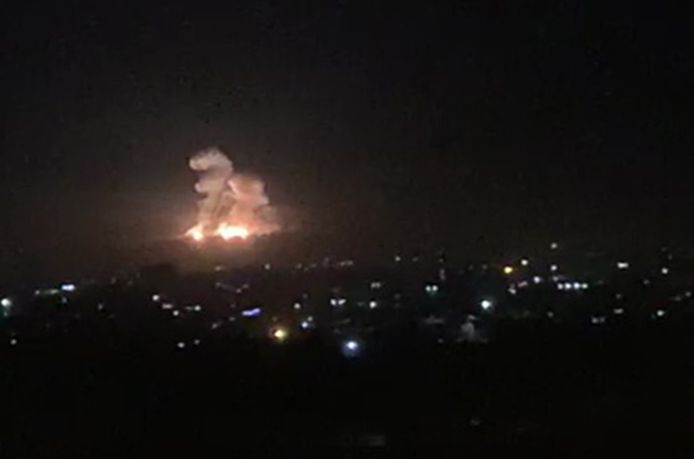Archiefbeeld van een luchtaanval nabij de stad Damascus die volgens Syrië werd uitgevoerd door Israël op 20 november 2019.