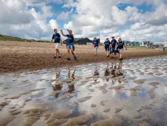 Studenten organiseren wandeltocht door de duinen van Breskens voor kinderen in Ethiopië