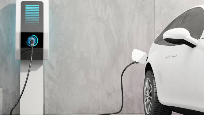 Laadpaal of gewoon stopcontact: wat is de voordeligste en veiligste keuze voor het laden van je auto?