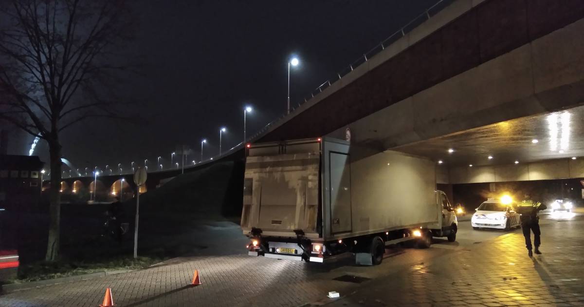 Vrachtwagen rijdt zich klem onder tunnel in Nijmegen Nijmegen e.o