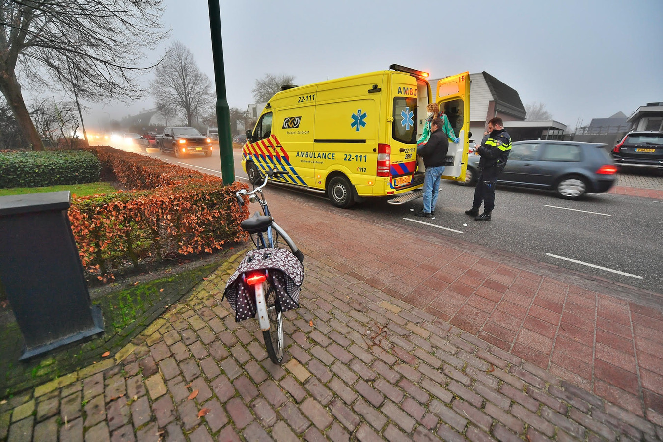 De vrouw is met rugletsel naar het ziekenhuis gebracht.