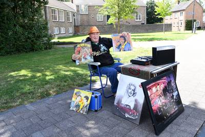 Dorpsicoon DJ Dirk kreeg tik op de vingers van boa, maar mag tóch plaatjes blijven draaien