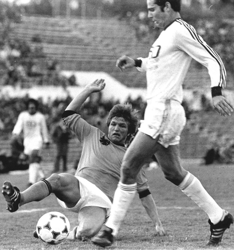 Israël - Nederland 1-2. Jan Peters in duel met een tegenstander. Foto uit 1978. Beeld anp