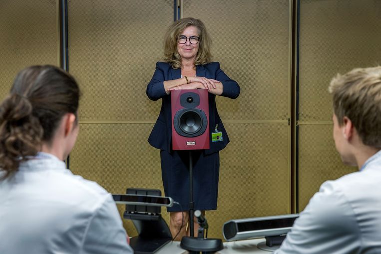 Hoogleraar Sophia Kramer met twee medewerkers in de test- en onderzoeksruimte, waar pupilmetingen worden gedaan bij slechthorenden. Kramer: ‘We moeten alert zijn op de toegankelijkheid van voorzieningen voor slechthorenden.’ Beeld Jean-Pierre Jans
