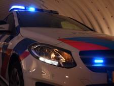 Dronken man (49) springt op dak van politieauto in Tilburg, bijt agent tijdens aanhouding