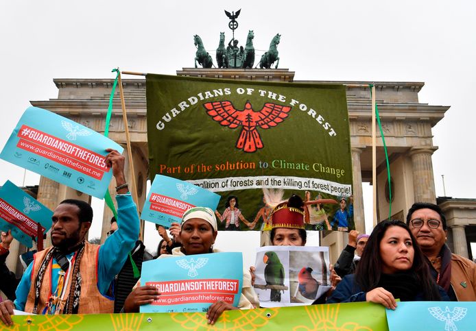 Inheemse leiders uit Latijns-Amerika, Indonesië en Afrika, protesteren voor de Brandenburger Toren in Berlijn. Ze vormen de beweging 'Guardians of the Forest', en willen een stem in het klimaatdebat.