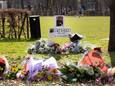 Bloemen en knuffels op de plek waar Armando werd neergestoken.
