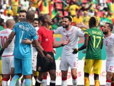 Nooit vertoond: arbiter fluit Afrika Cup-duel twee keer te vroeg af en moet onder begeleiding het veld af