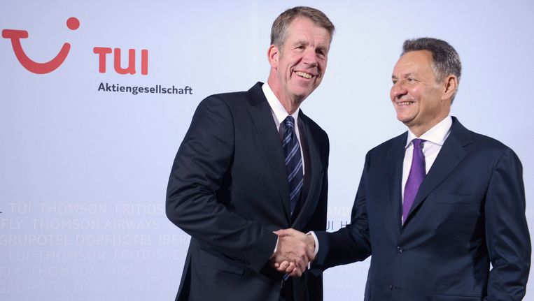 Michael Frenzel, CEO van TUI Travel, (r) en zijn opvolger Friedrich Joussen Beeld REUTERS