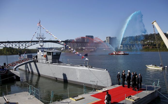 Ook het Amerikaanse leger doet onderzoek naar robotschepen. Afgelopen april werd The Sea Hunter officieel gedoopt. Het onbemande vaartuig, dat gebouwd is door Vigor Industrial uit Portland, kostte 20 miljoen dollar en is een prototype. Computers besturen het, met een menselijke toezichthouder, die zo nodig de besturing kan overnemen. De komende twee jaar wordt het schip getest, met als doel uiteindelijk onderdeel van de Amerikaanse navy te worden.