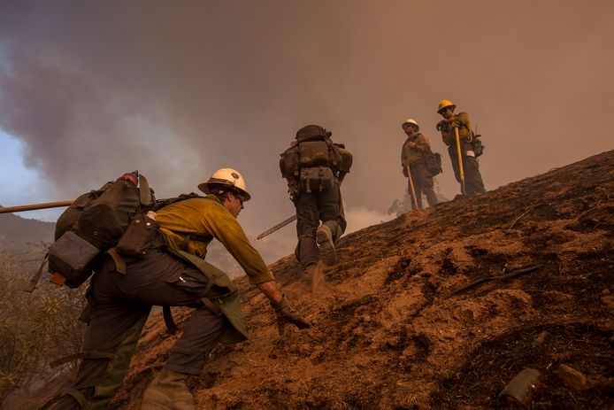 De autoriteiten in Californië hebben vandaag wegens de almaar voortjakkerende natuurbrand ten noordwesten van Los Angeles opdracht gegeven voor nieuwe evacuaties.